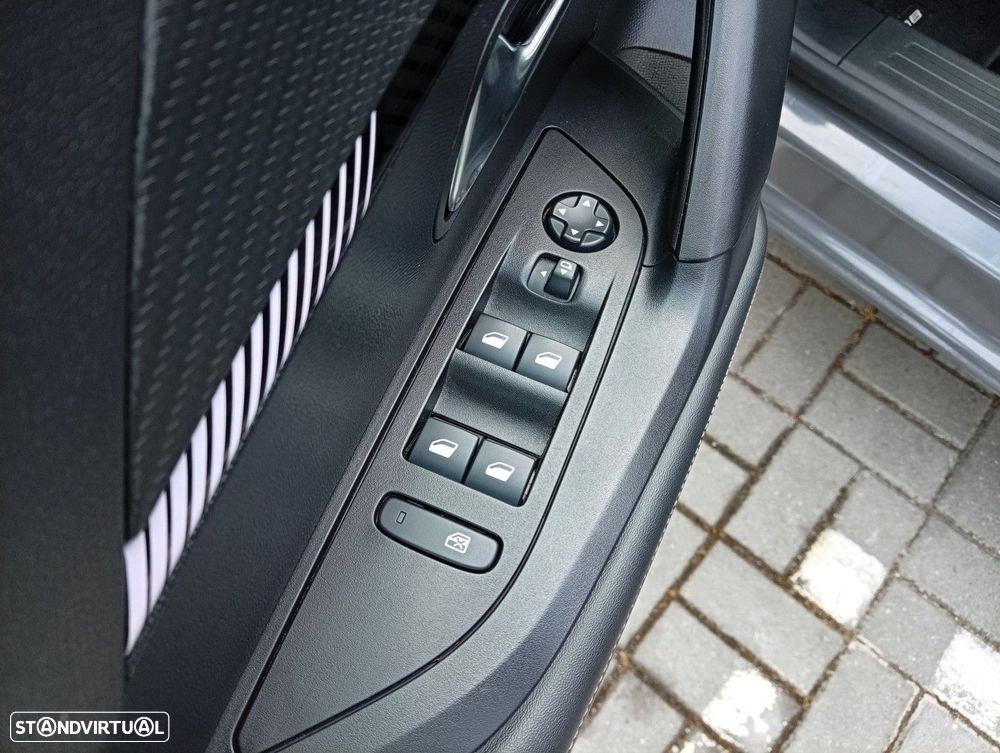 Peugeot e-2008 54 kWh GT - 16