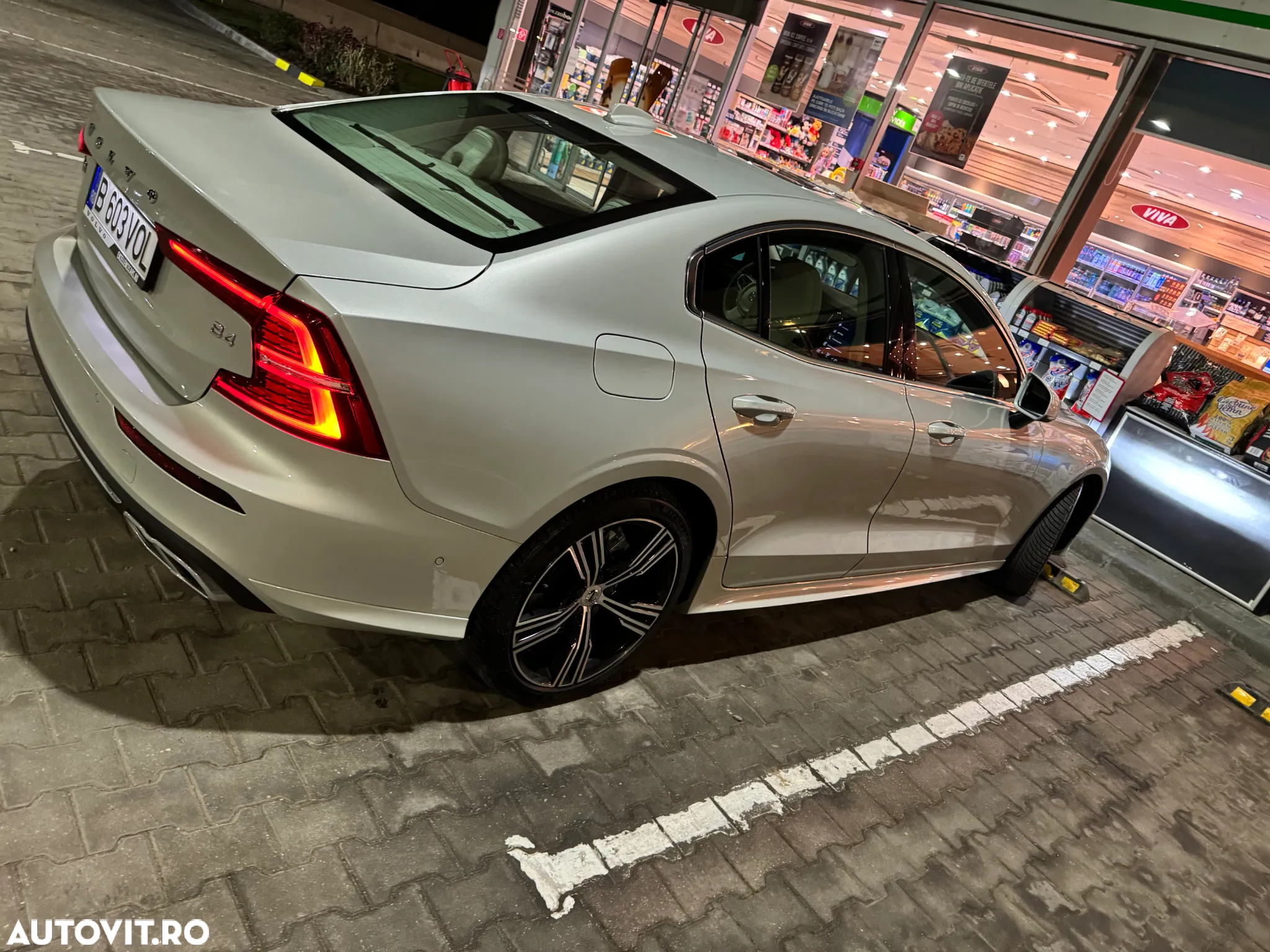 Volvo S60 B4 MHEV AT Plus Dark - 8