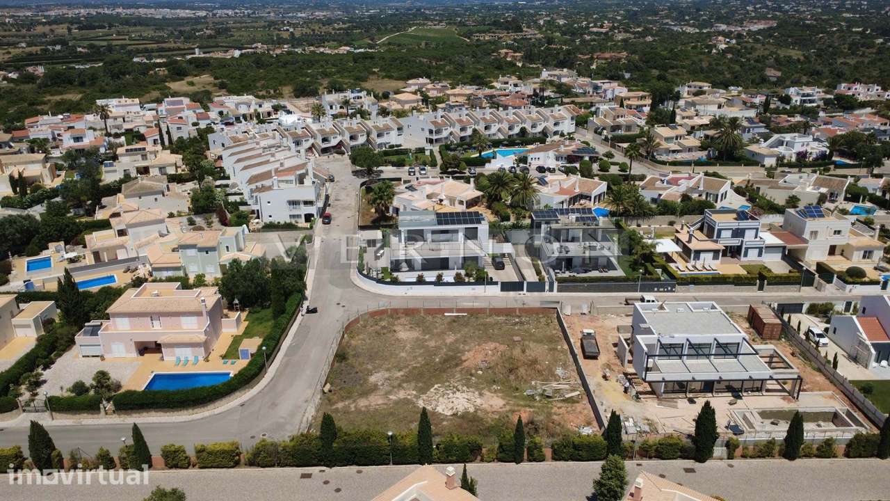 Terreno Urbano com Projeto Aprovado para Moradia T4 com Piscina no Mat - Grande imagem: 2/11