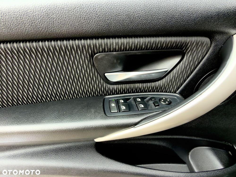 BMW Seria 3 325d - 19