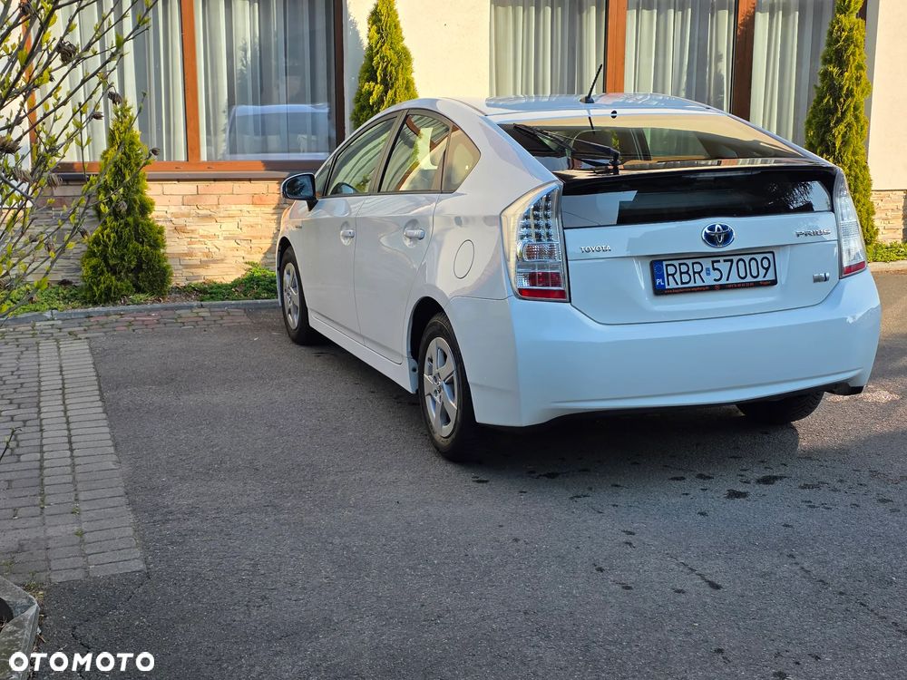 Toyota Prius (Hybrid) - 25