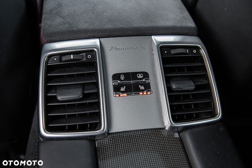 Porsche Panamera GTS PDK - 32