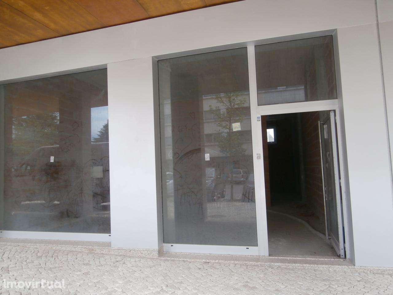 Loja ampla com wc e estacionamento - Edifícios Viriato II - Grande imagem: 2/11