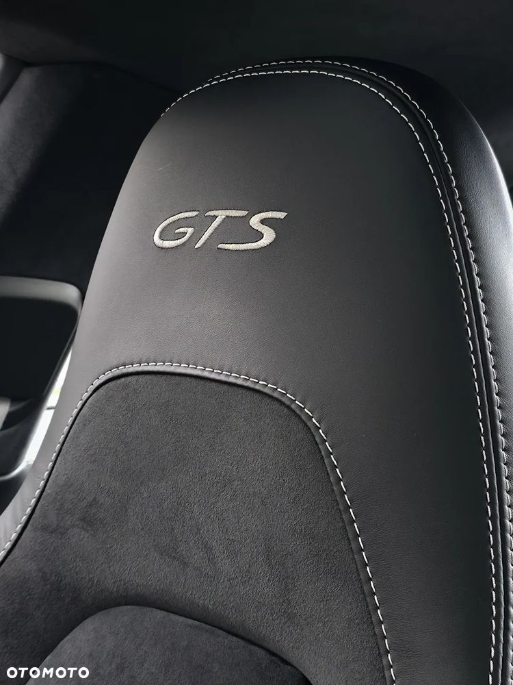 Porsche 911 Carrera 4 GTS PDK - 12