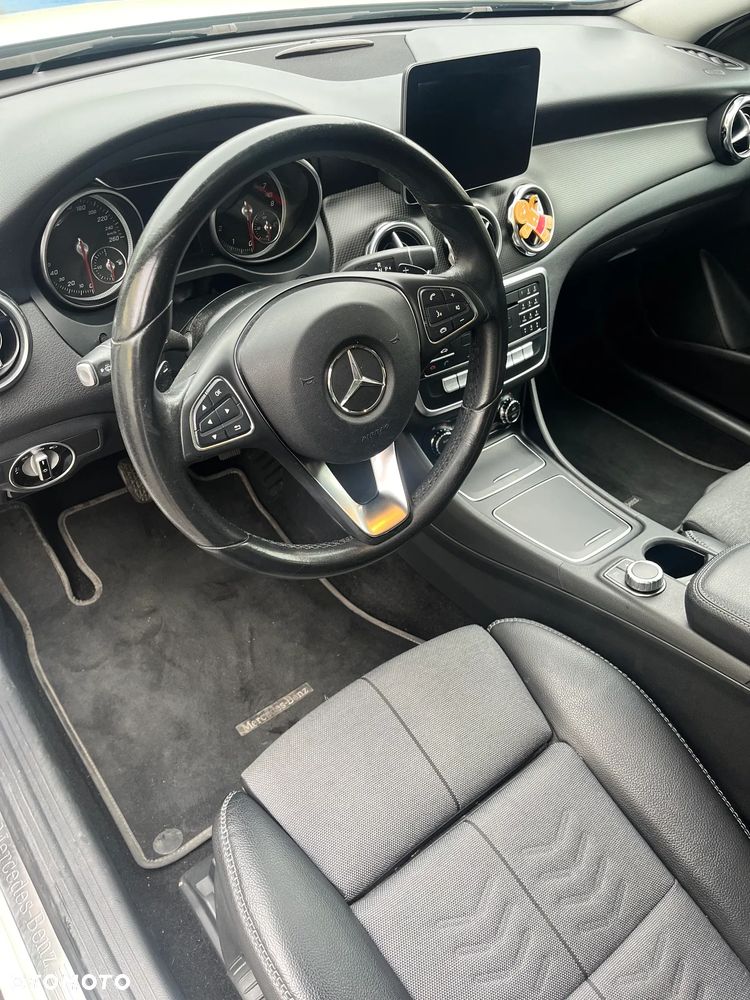 Mercedes-Benz GLA 200 7G-DCT - 14