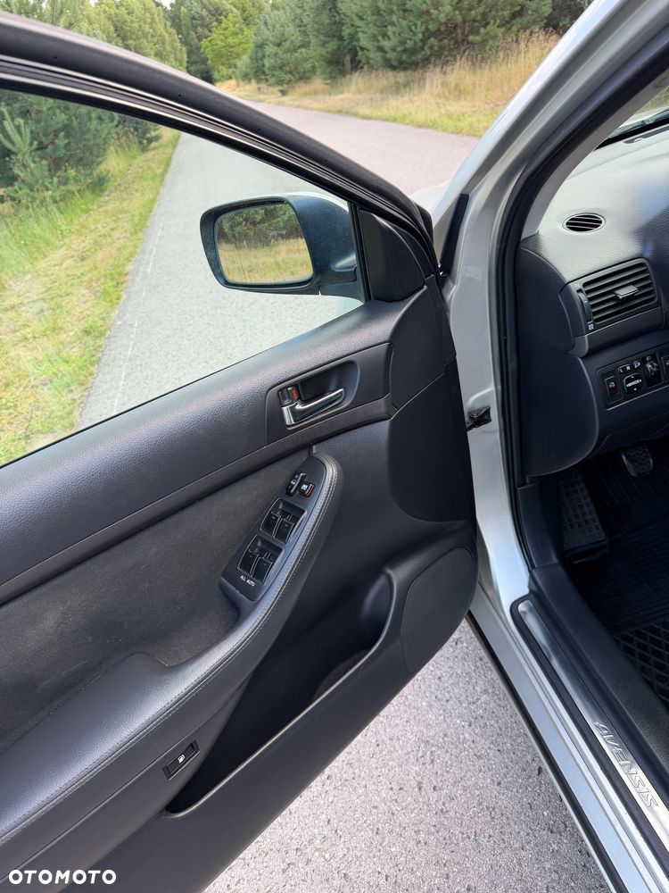 Toyota Avensis 2.0 VVT-i High - 16