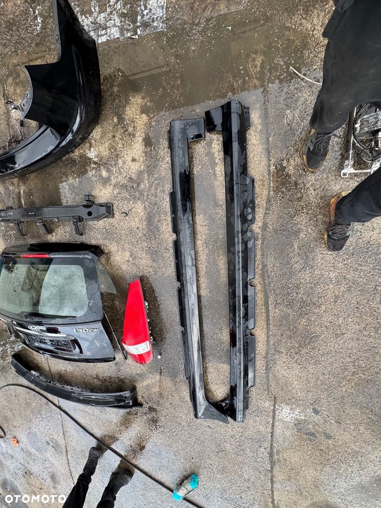 Hyundai i30 kombi kolor 9F czarny czarne   Drzwi tylne tył prawe lewe -500zl szt  Progi lift -150 sztuka   Lampy tył tylnie prawa lewa 150szt   Belka tył tylnia kombi 150sztuka   Zderzak tył tylni lift 450   Klapa bagażnika klapa tył 800zl   Podszybie 100zl   Posiadam wiele części do tego modelu  Szybka wysyłka - 8
