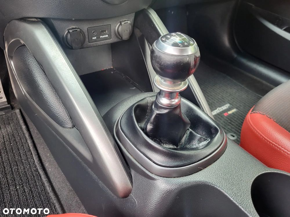 Hyundai Veloster - 17