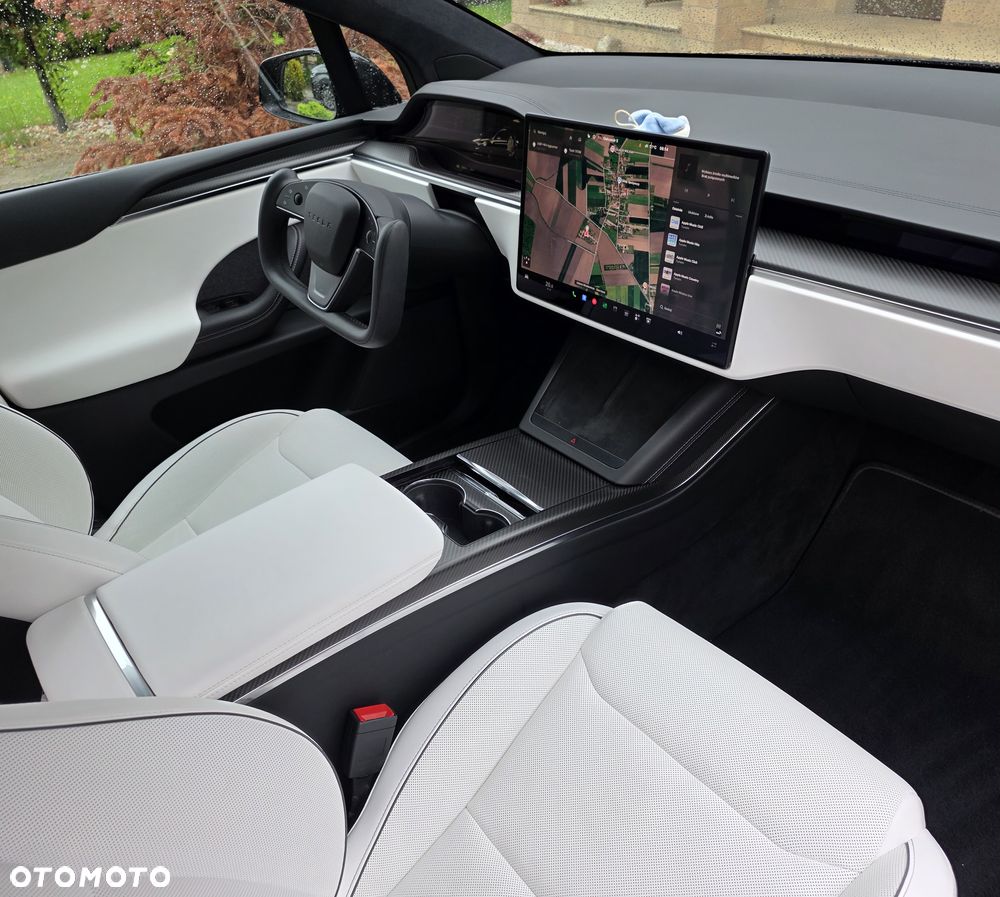 Tesla Model X - 10
