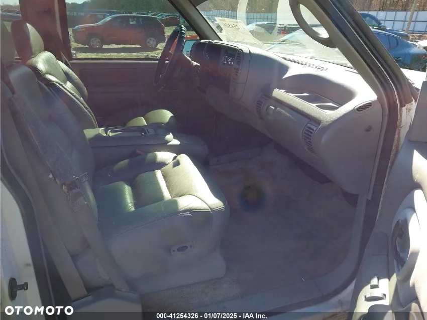 Chevrolet Suburban - 25