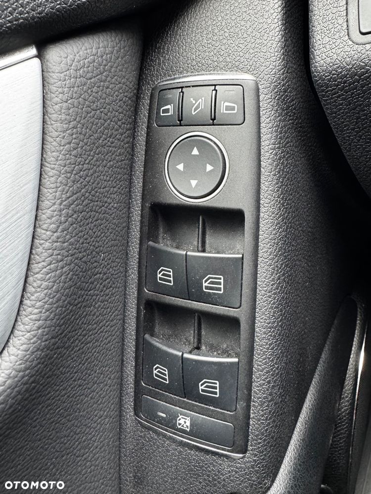 Mercedes-Benz Klasa C 180 CGI Automatik BlueEFFICIENCY Avantgarde - 19