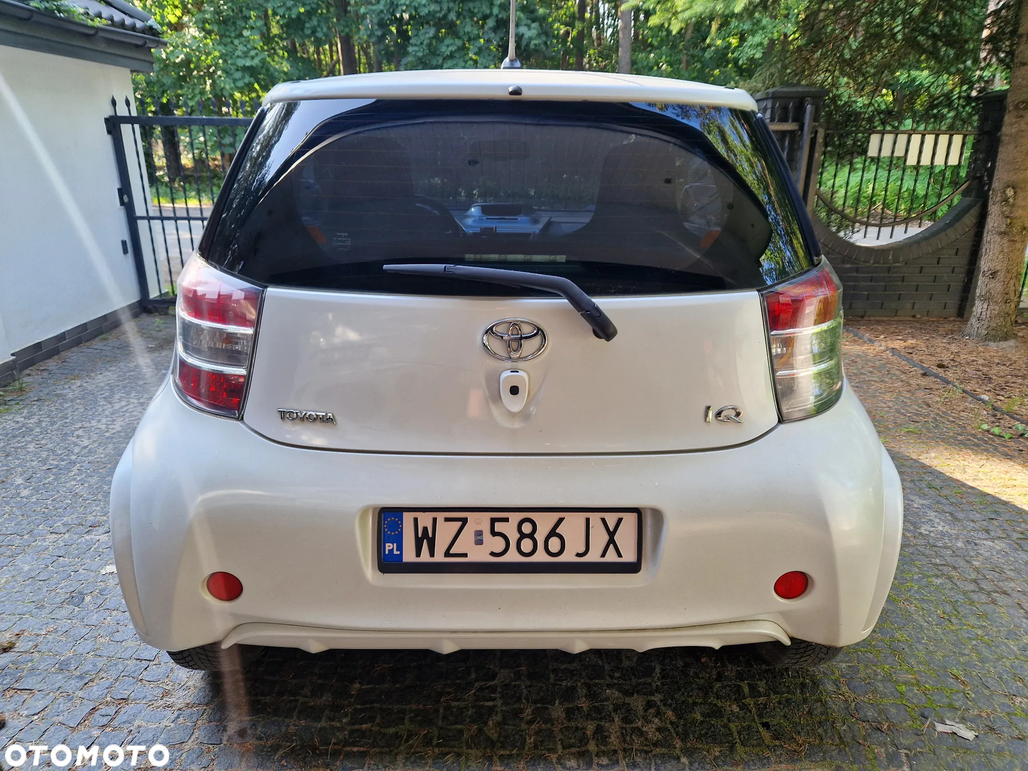 Toyota iQ - 9