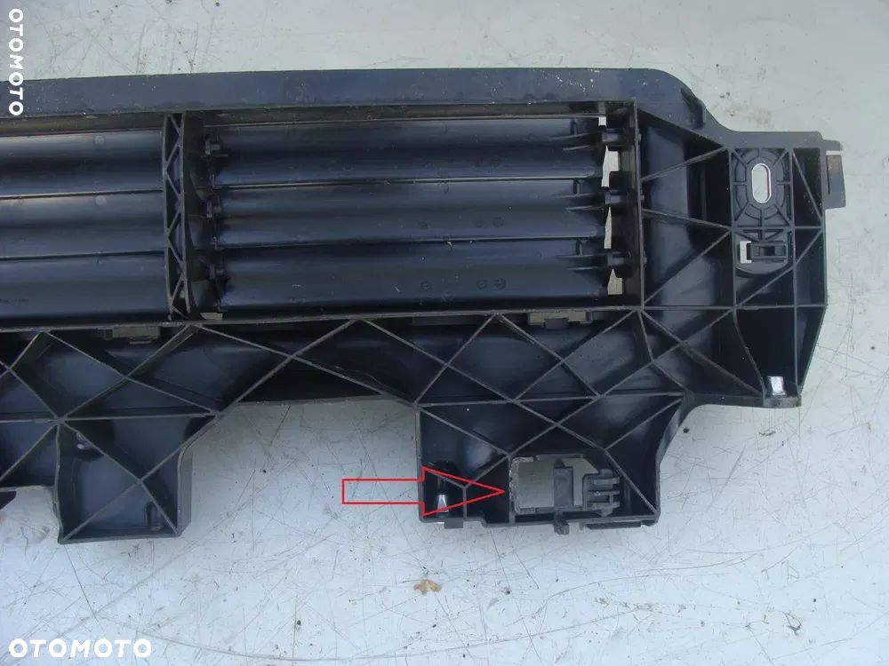 AUDI E-TRON KIEROWNICA POWIETRZA ŻALUZJA  4KE807771 4KE890067B - 4