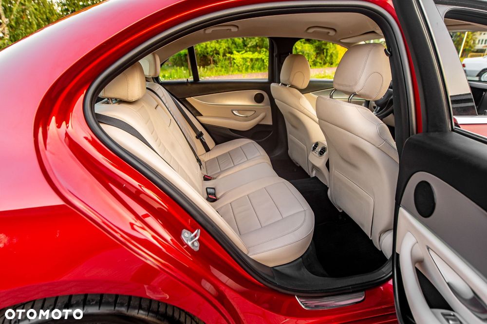 Mercedes-Benz Klasa E 220 d 4-Matic 9G-TRONIC - 37