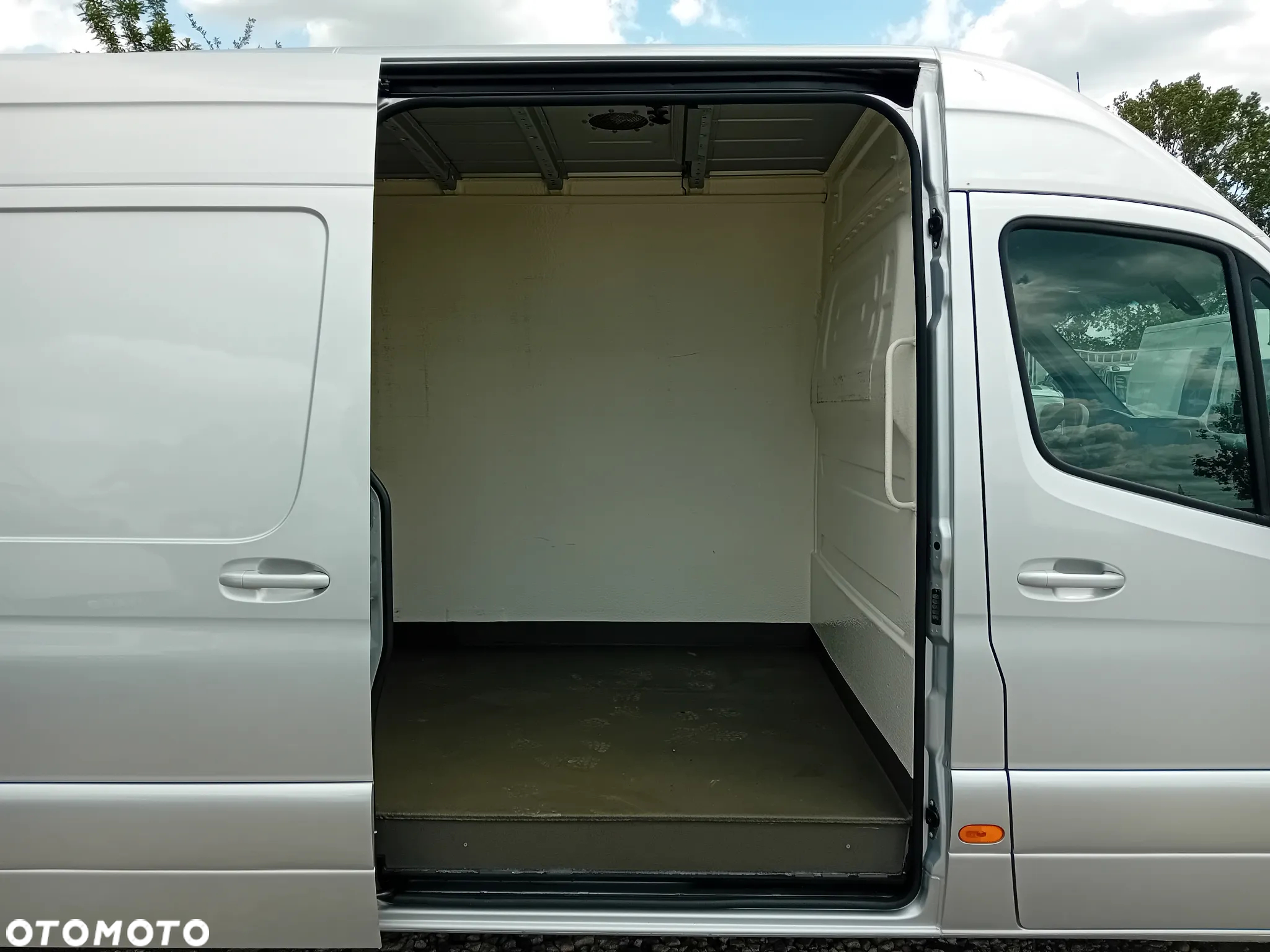 Mercedes-Benz Sprinter - 12