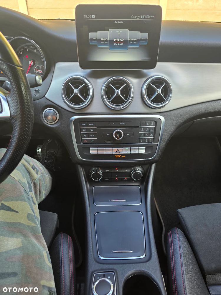 Mercedes-Benz CLA 180 7G-DCT AMG Line - 23