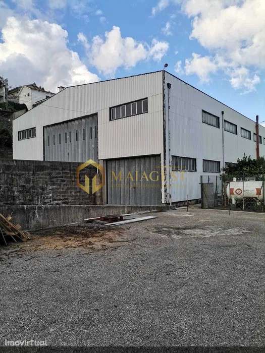 Artigo em Eiriz composto por casa, armazém e terreno - Grande imagem: 2/17