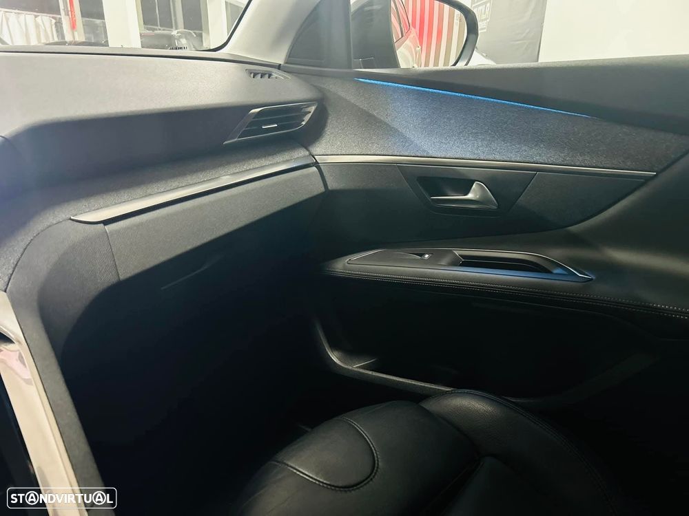 Peugeot 3008 PureTech 130 Stop & Start GPF EAT8 Allure - 32