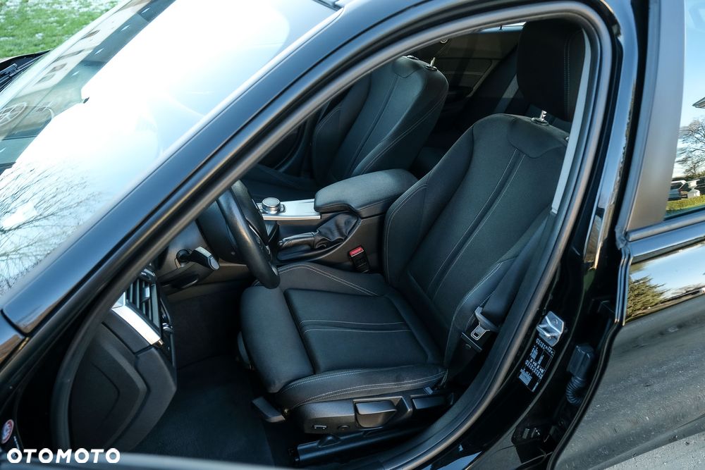 BMW Seria 3 320d Sport Line Shadow - 26