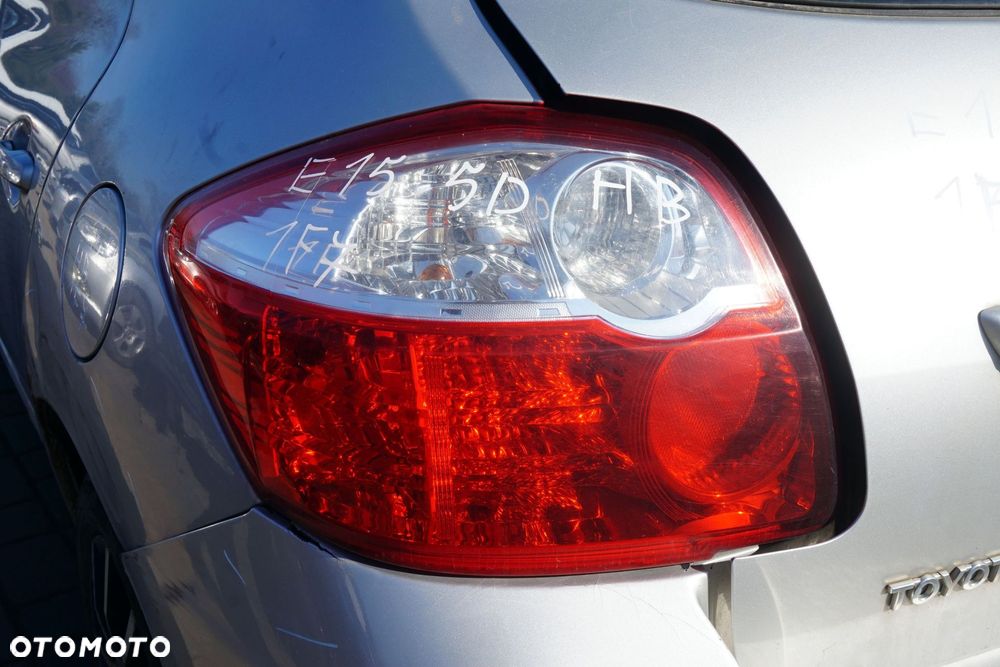 LAMPA TYLNA LEWA AURIS E15 I LIFT 5D HB 81562-02530 TOYOTA 2009-2013 - 1