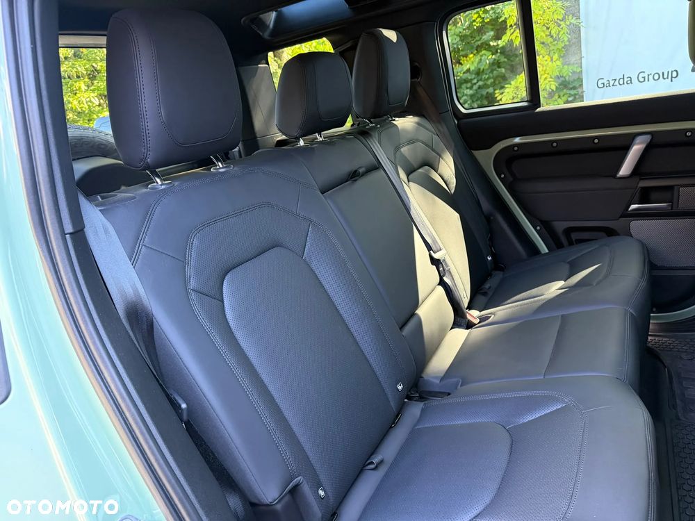 Land Rover Defender 3.0 P400 mHEV 75th Limited Edition - 17
