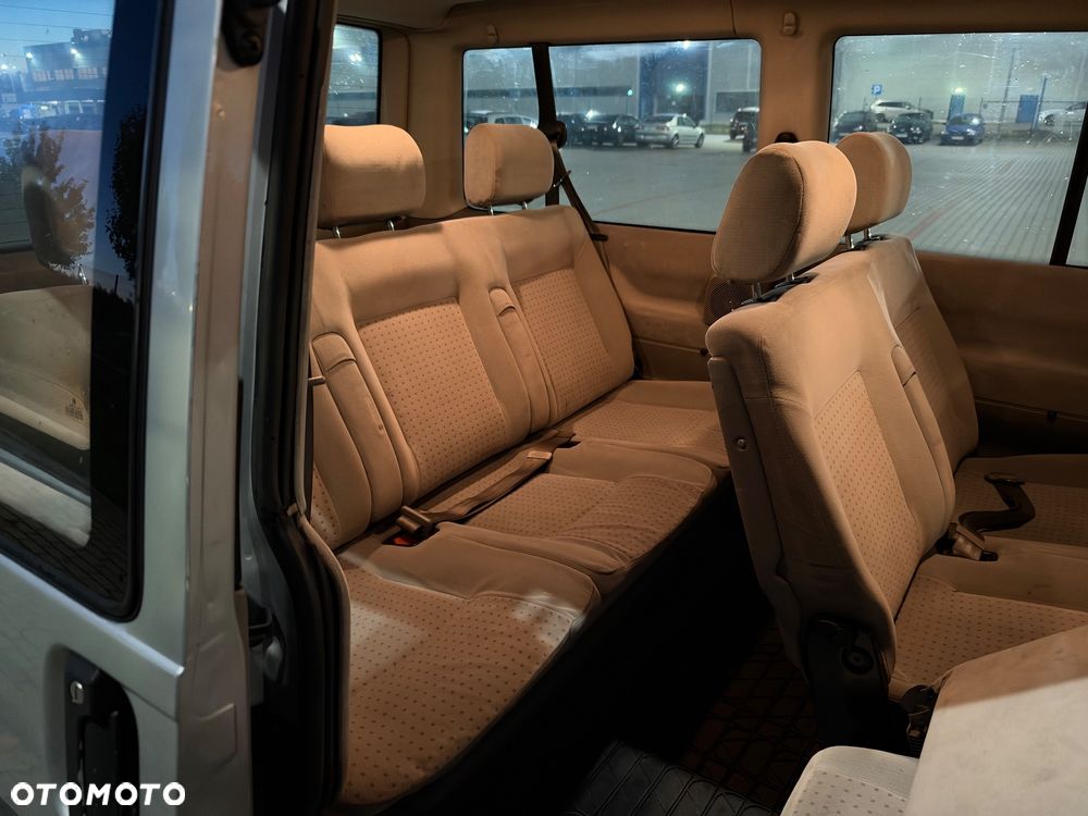 Volkswagen Caravelle - 11