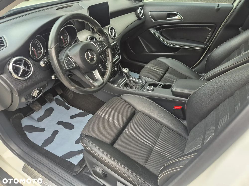 Mercedes-Benz GLA 200 UrbanStyle Edition - 4