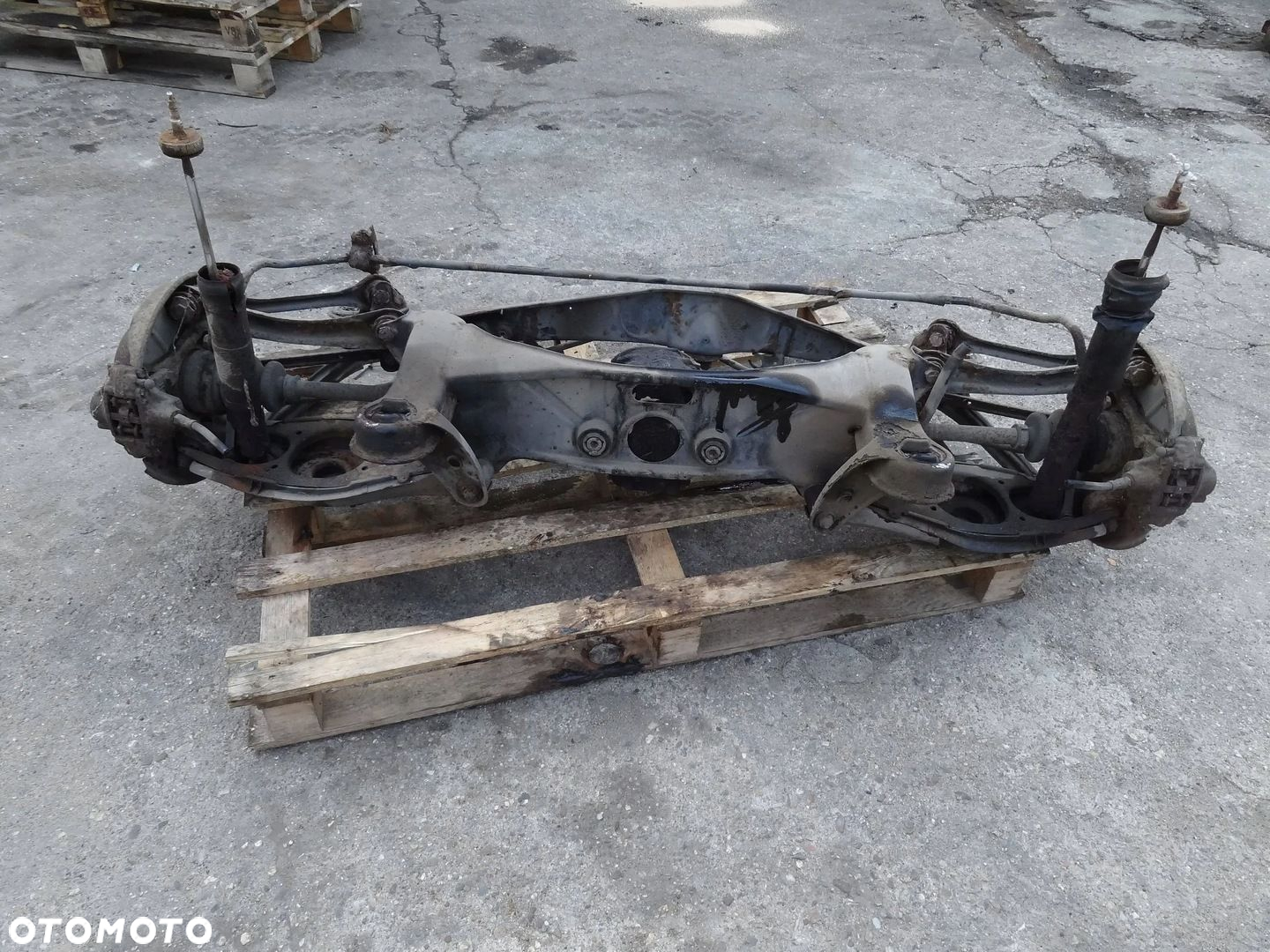 MB E-KLASA W124 2.5D 250D SEDAN BELKA OŚ ZAWIESZENIA TYŁ TYLNA - 2