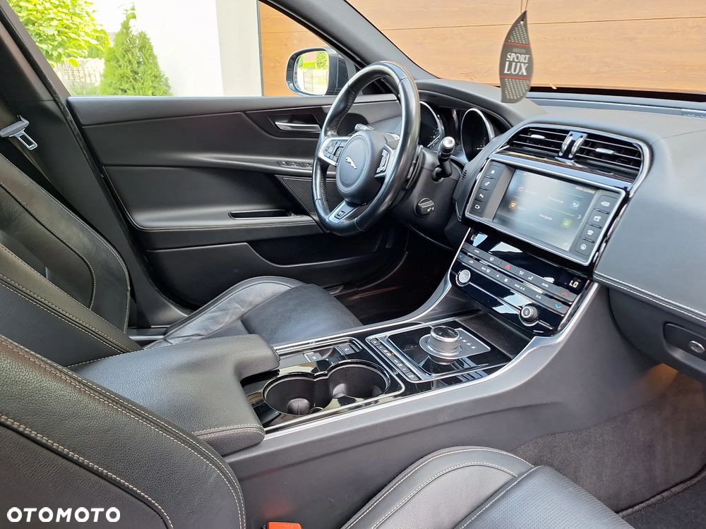 Jaguar XE 20d R-Sport - 18