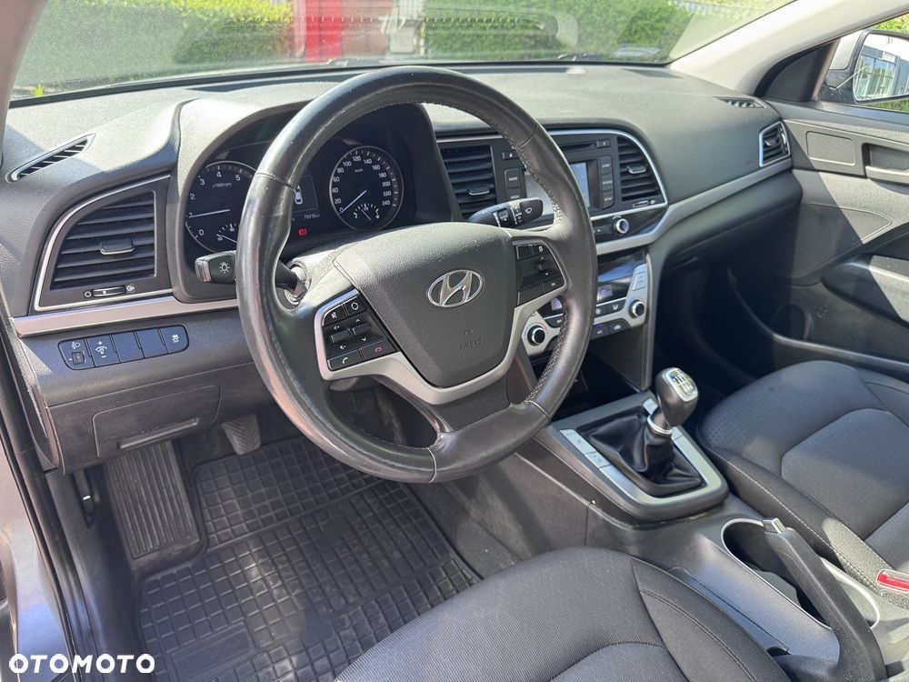 Hyundai Elantra 1.6 Comfort - 9