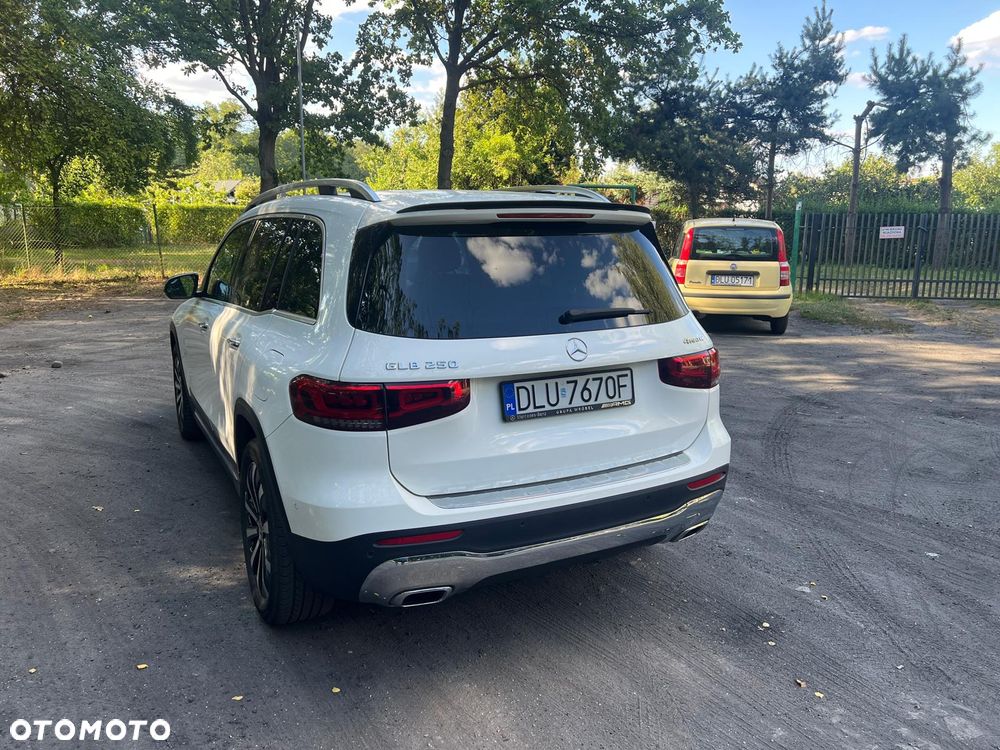 Mercedes-Benz GLB 250 4-Matic 8G-DCT - 2