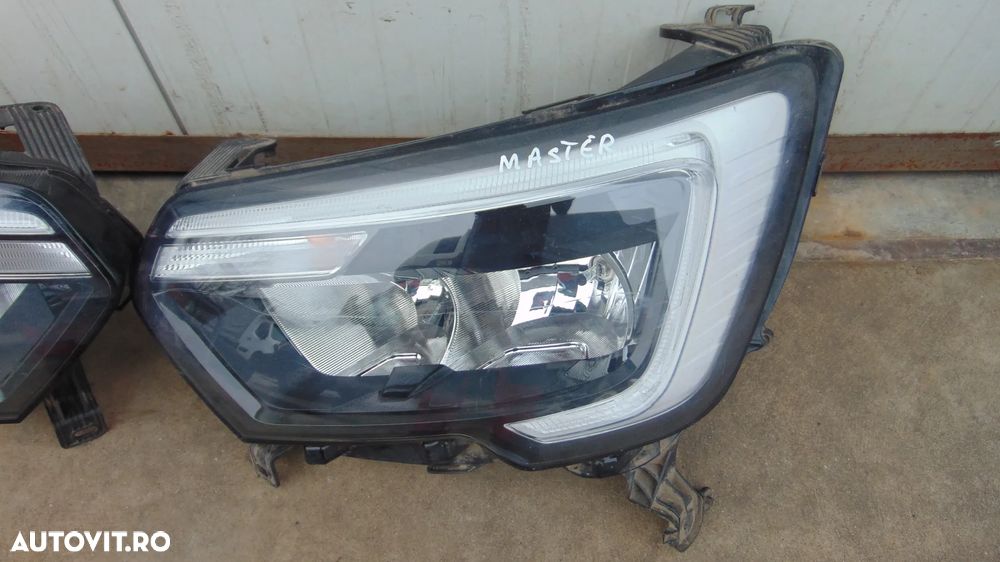 Faruri stanga/dreapta Renault Master 4 an 2022 cod 260607867R - 2