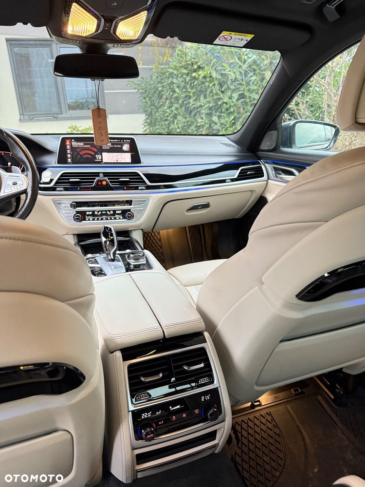 BMW Seria 7 750i xDrive sport - 32