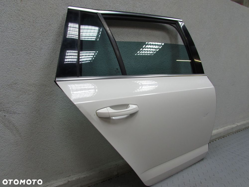 SKODA OCTAVIA III KOMBI (5E) 13-19 DRZWI TYL PRAWE KOMPLETNE LF9E 5E9833311 - 2