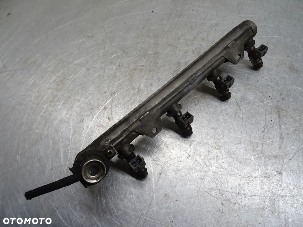 VW GOLF IV HB 3D 97-06 1.4B LISTWA WTRYSKOWA 036133319B - 5