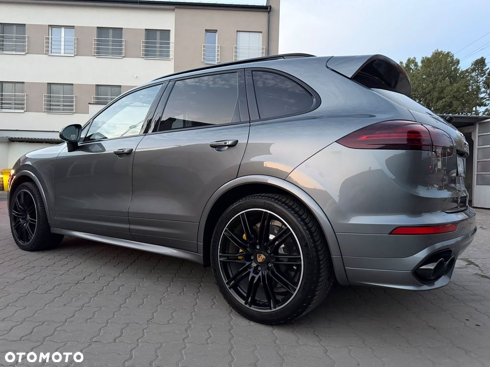 Porsche Cayenne Turbo S - 10