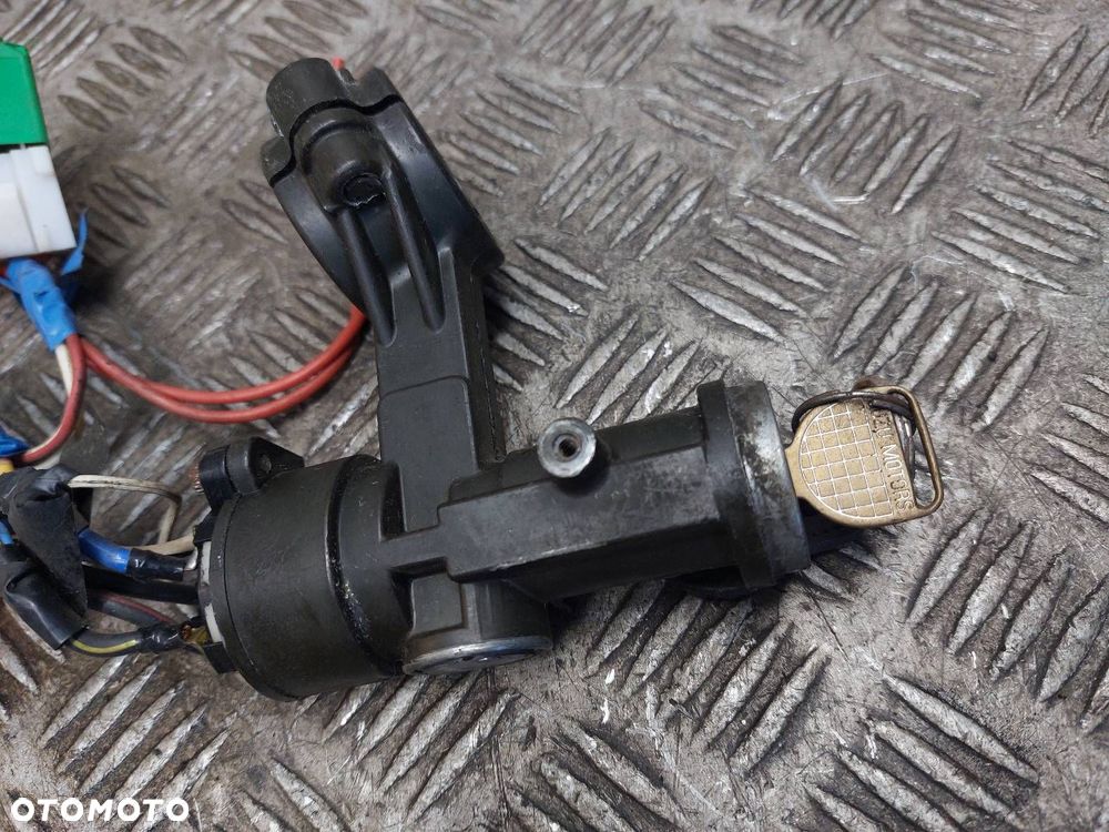 STACYJKA Z KLUCZYKIEM ISUZU TROOPER I - 2