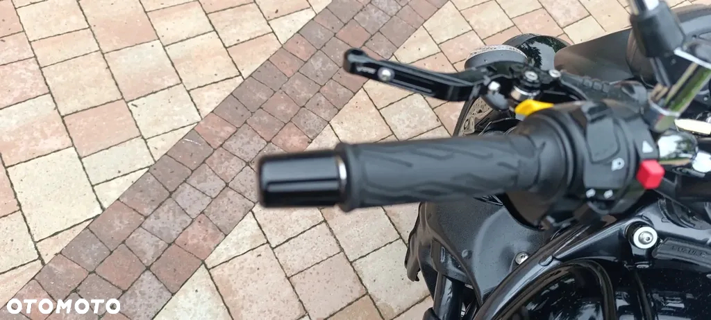 Suzuki GSR - 13