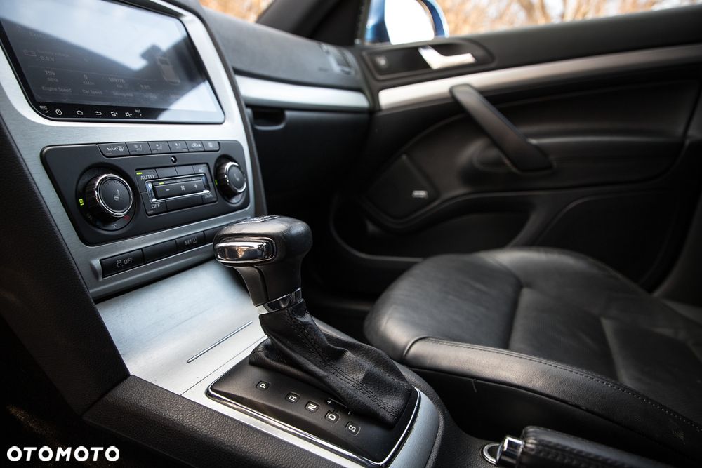 Skoda Octavia 2.0 TSI DSG RS - 25