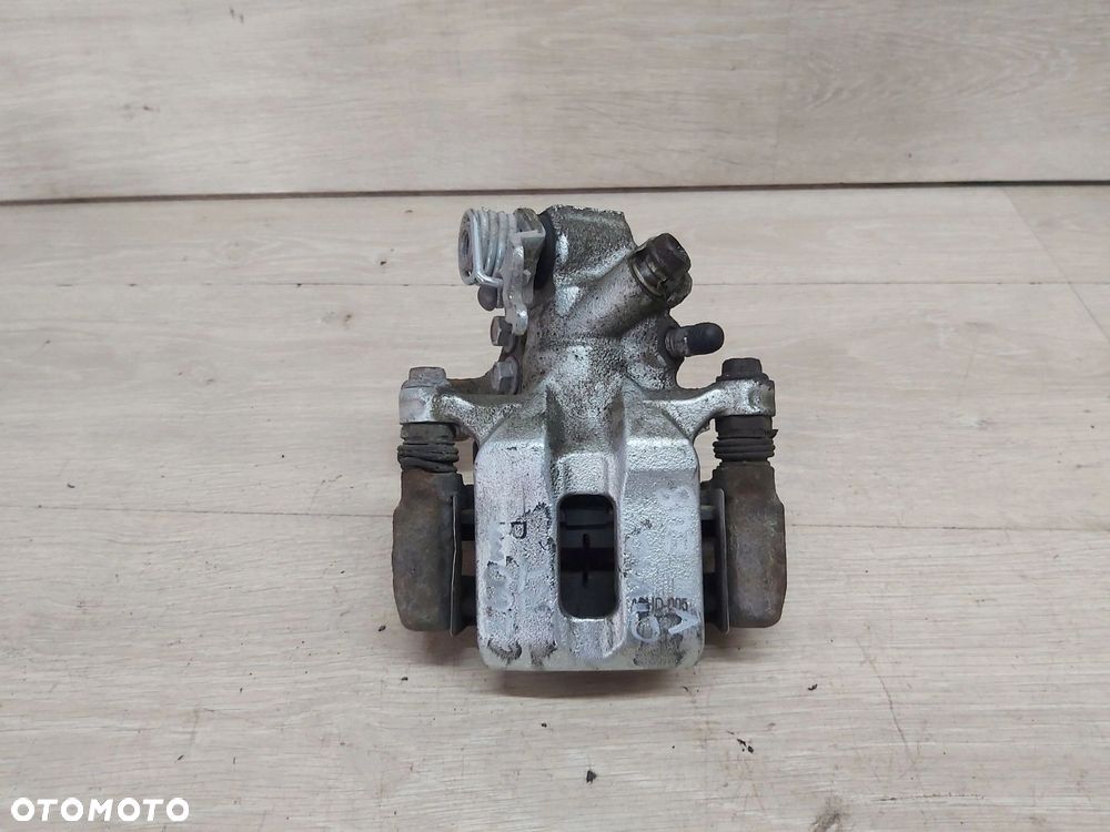 Honda Civic 7 VII 5D zacisk jarzmo prawy tył - 1