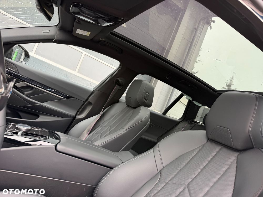 BMW Seria 5 520d xDrive - 12