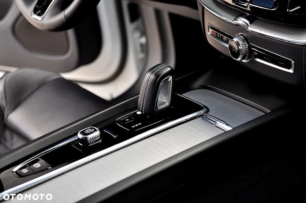 Volvo XC 60 B4 D AWD R-Design - 28