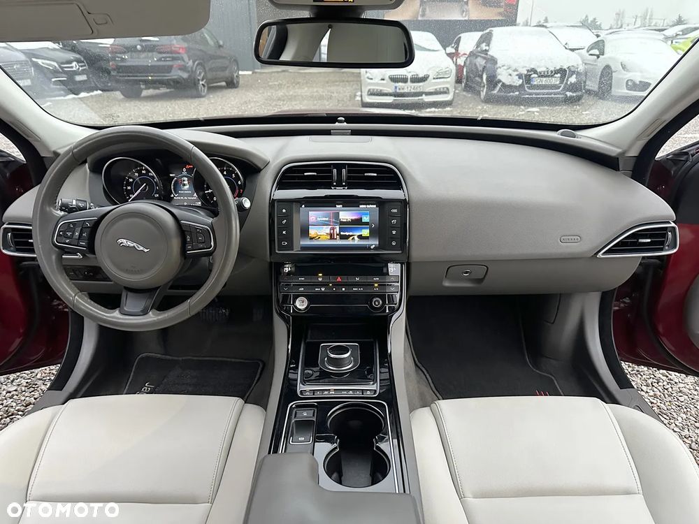 Jaguar XE 20t Prestige - 6