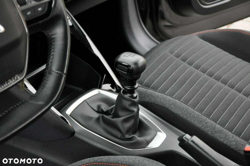 Peugeot 208 - 35