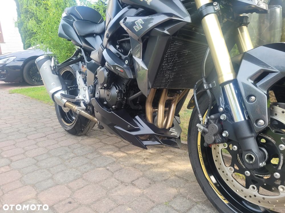 Suzuki GSR - 4