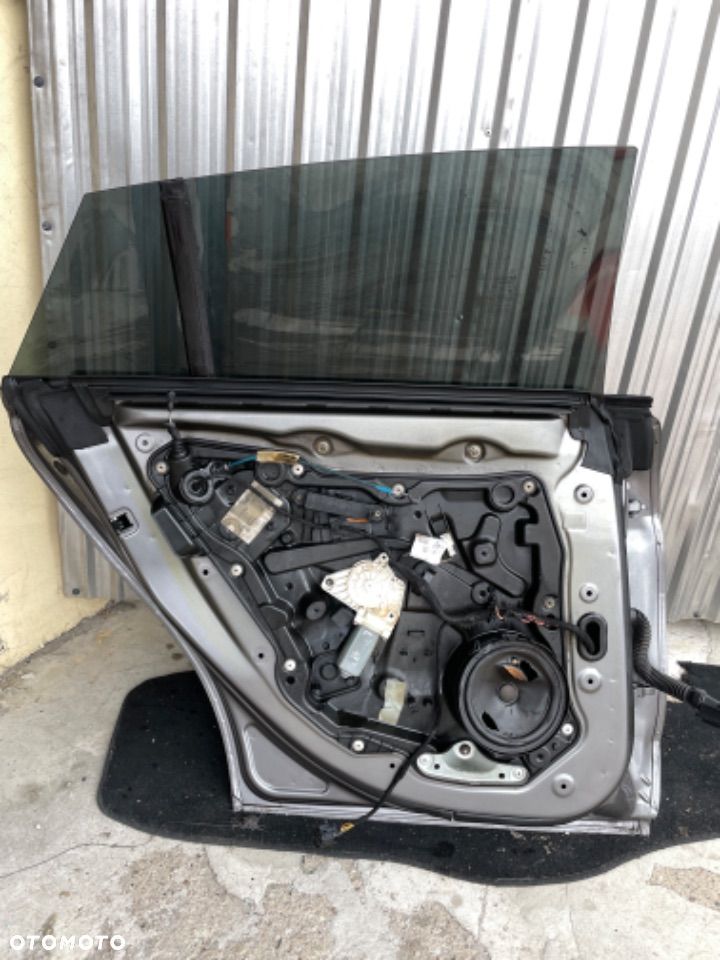 Mercedes CLA W117  drzwi lewe prawe tył zamek szyba listwa   LAKIER 787 - 7