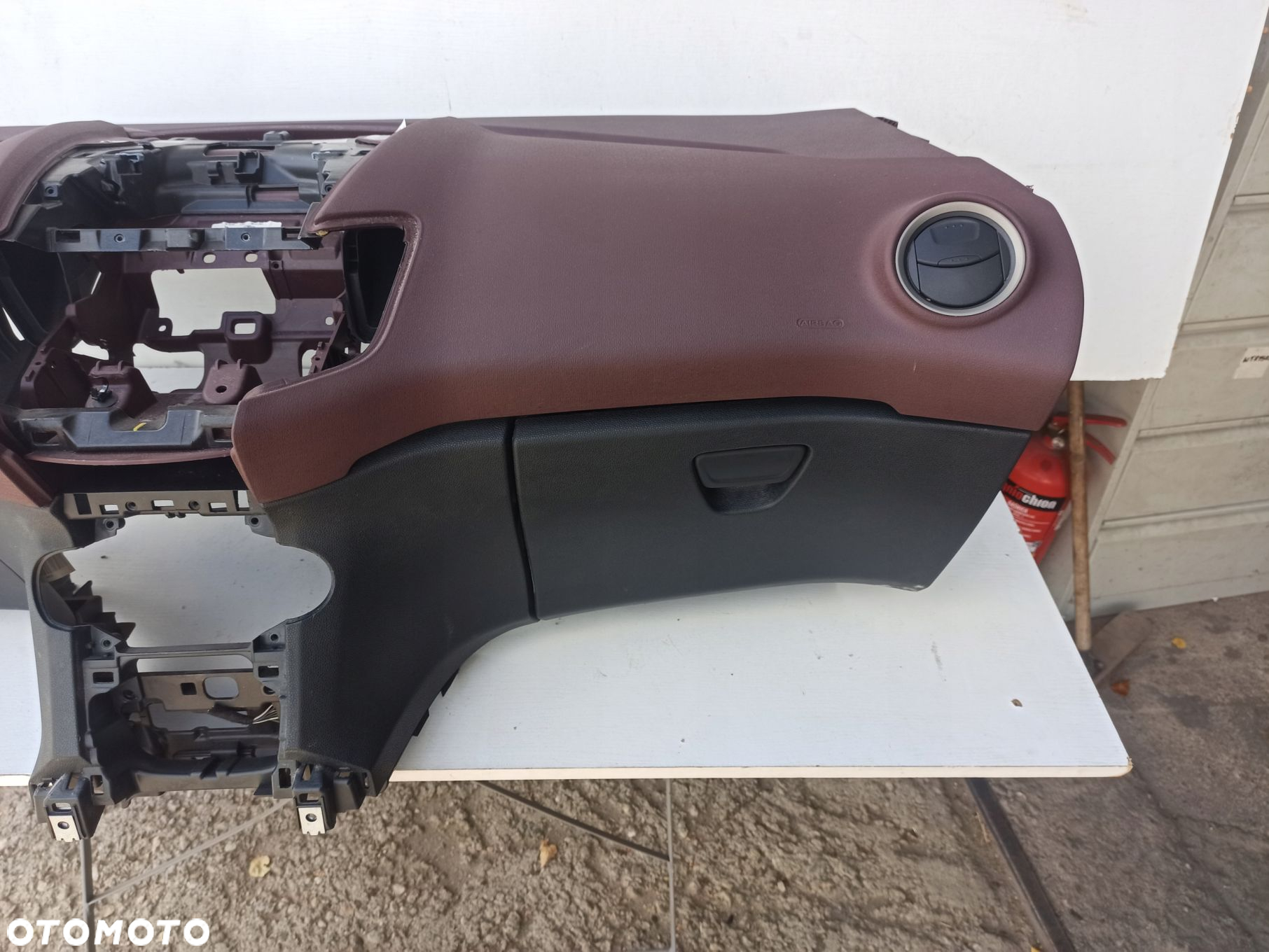 Deska rozdzielcza konsola kokpit FORD FIESTA MK7 bordowa EUROPA - 6