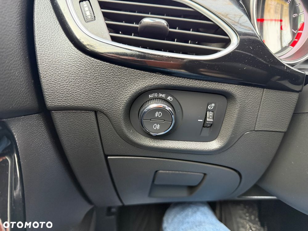 Opel Astra 1.6 Turbo Start/Stop Sports Tourer Innovation - 34