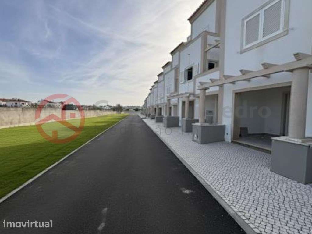 Moradia T3 de Excelência no Centro de Alcochete, com Garagem e Sótã... - Grande imagem: 2/33
