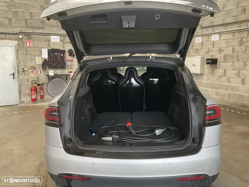 Tesla Model X 90D - 13